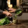 Manos_colando_agua_verde_202609072153 Manos_colando_agua_verde_202609072153